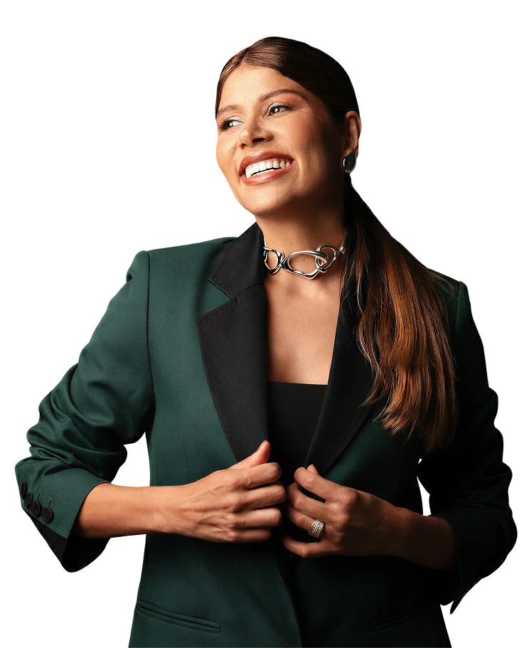 Imagem da Lorrane Neto com um Blazer verde.
