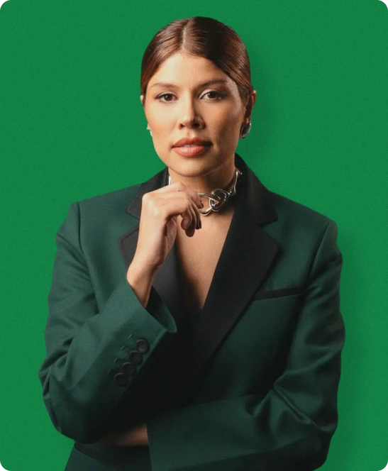 Imagem da Lorrane Neto com Blazer verde séria.